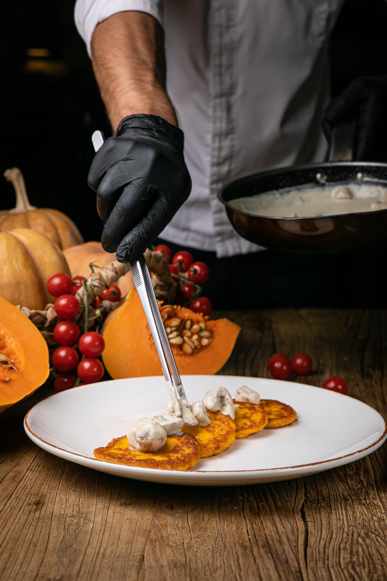 Chef bereitet saisonales Gericht vor
